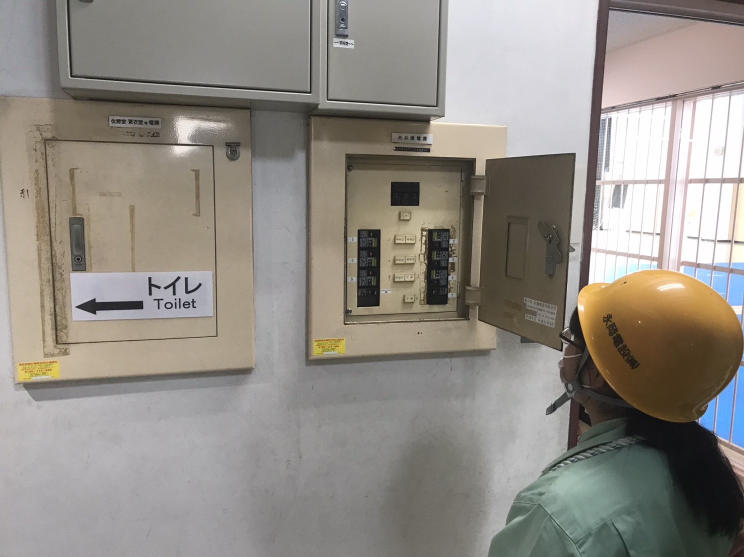 <分電盤改修> <br>LED照明が主流になった今、省エネに伴い照明と分電盤改修もセットになります。<br>ブレーカを交換する時は感電事故防止の為ブレーカが落ちている事を確認しましょう。<br>無電圧の確認ヨシ!<br>